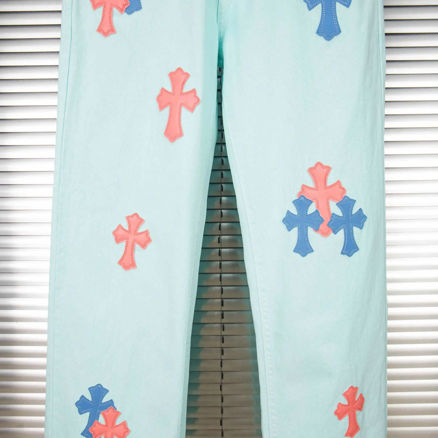 P240 (high version, running quantity) Chrome Hearts light blue blue pants, pink and blue patchwork leather couple's best friend jeans. CH jeans need to be washed and then disassembled and hand-made with sheepskin cross leather and then spliced ​​to complete. The whole process is not clear. The patchwork cross pattern is embellished, and the high-waisted washed jeans! ! Absolutely high-end luxury products, god-level single products and super popular products, made with top heavy industry, a must-see magic weapon. Customized hardware. The fabric is thick and soft after washing. It has good breathability. Customized small leather label. Unique design. The details are simple and elegant, and the workmanship is exquisite. The entire trousers are neatly routed and the details are in place! It’s so cool that both men and women can easily control the genderless trend! Style number: 1817# Color: Picture color Size: 28 30 32 34 36